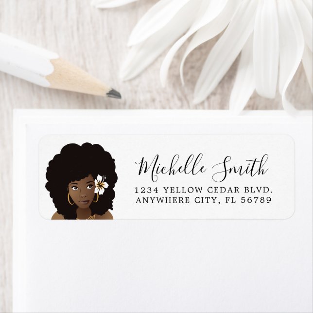 Schwarze Frau mit Blume in ihrem Afro, Naturhaar (Insitu)