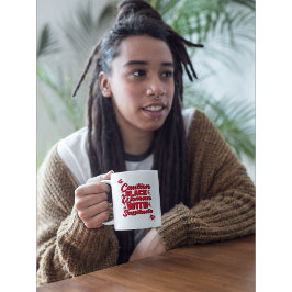 Schwarze Frau mit Sassitude vorsichtig Kaffeetasse