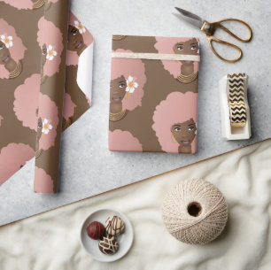 Schwarze Frau, rosa Afro mit Blume, braun Geschenkpapier