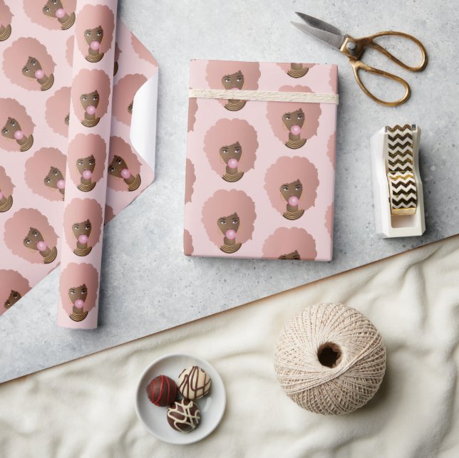 Schwarze Frau, rosa Afro, rosa Bubblegum, rosa Geschenkpapier (Kunsthandwerk)