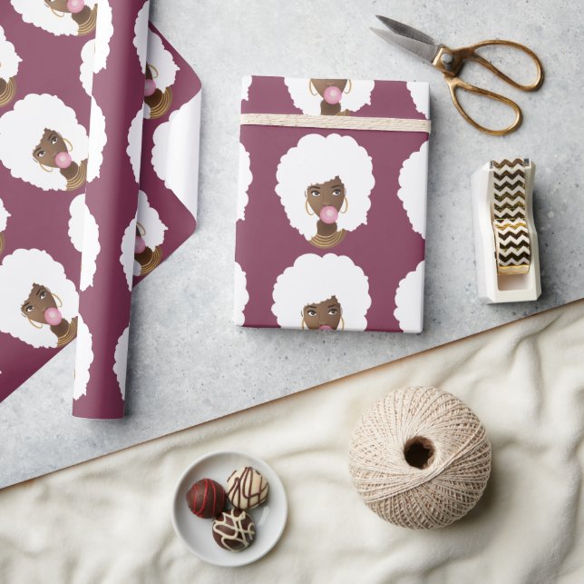 Schwarze Frau, Weiße Afro, rosa Bubblegum, Lila Geschenkpapier (Kunsthandwerk)