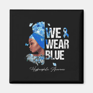 Schwarze Frauen, die wir tragen blaues Hydrocephal Magnet