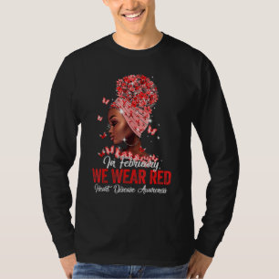 Schwarze Frauen im Februar tragen rote Herzerkrank T-Shirt