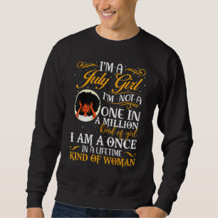 Schwarze Frauen im Juli sind kein Mädchen in einem Sweatshirt