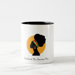Schwarze Frauen reflektieren Zweifarbige Tasse