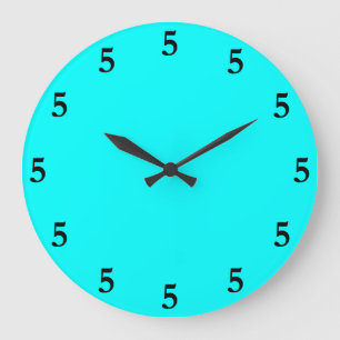 Schwarze Fünf Uhr irgendwo auf aqua Blau