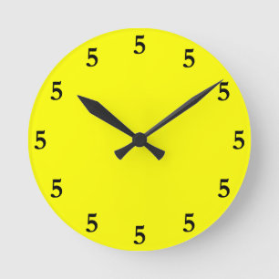Schwarze Fünf Uhr irgendwo auf Gelb