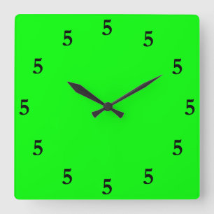 Schwarze Fünf Uhr irgendwo auf Limettengrün