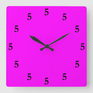 Schwarze Fünf Uhr irgendwo auf Rosa
