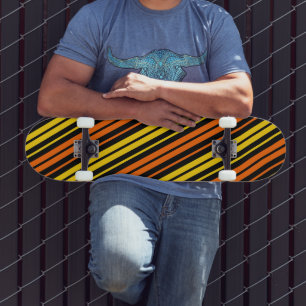 Schwarze gelbe orange vertikale Streifen Design Skateboard