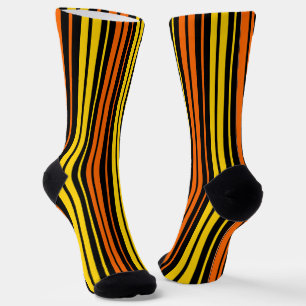 Schwarze gelbe orange vertikale Streifen Design   Socken