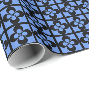 Schwarze geometrische Blume auf Cornblume Blau Geschenkpapier