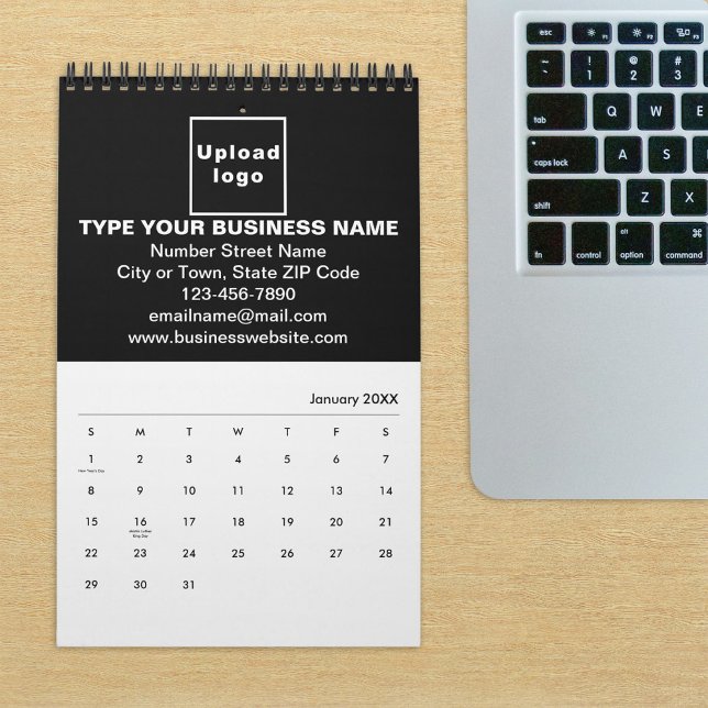 Schwarze Geschäftsmarke auf Kalender (Build brand name awareness. Black business branding on calendar displayed on office desk.)
