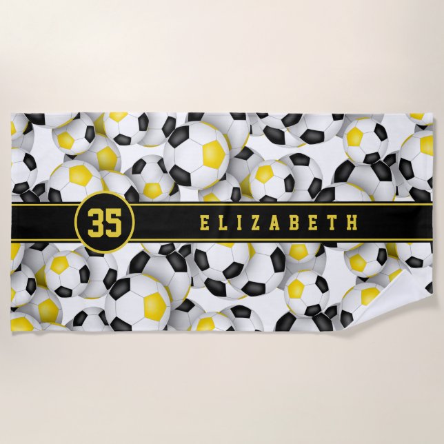 Schwarze goldene Mannschaft Farben Fußbälle Muster Strandtuch (Vorderseite)