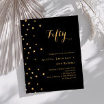 Schwarze goldene Sterne Budget Geburtstagseinladun<br><div class="desc">Für eine elegante 50. Geburtstagsfeier (oder jedes Alter). Ein klassischer schwarzer Hintergrund. Mit goldenen Sternen dekoriert mit Imitaten. Personalisieren und fügen Sie einen Namen und Party-Details hinzu. 1 Blatt = 1 Einladung mit Druckkante bis Kante.</div>