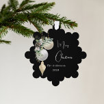 Schwarze goldene weiße Bauern Weihnachten Ornament Karte<br><div class="desc">Ein eleganter,  moderner schwarzer Hintergrund. Weiße und goldene Bausteine,  Grünpflanzen und Kiefernkegel. Personalisieren Sie Ihren Namen,  Jahr. Text: Frohe Weihnachten</div>