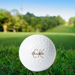 Schwarze Goldmonogramm-Initialnamen minimalistisch Golfball<br><div class="desc">Weißer Hintergrund,  goldener und schwarzer Text. Personalisieren Sie Ihre Monogramm-Initialen und Ihren Namen und fügen Sie sie hinzu. Für ihn und sie. Der Name ist mit einem modernen handgeschriebenen Stilskript geschrieben.</div>