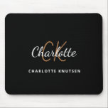 Schwarze Goldmonogramm-Inittite Name minimalistisc Mousepad<br><div class="desc">Ein klassischer schwarzer Hintergrund. Personalisieren und fügen Sie Ihren Vornamen,  Monogramm-Initialen und vollständigen Namen.</div>
