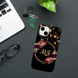 Schwarze Goldsterne florieren Bordeaux-Monogramm Case-Mate iPhone 14 Hülle<br><div class="desc">Ein schicker schwarzer Hintergrund mit tropfenden Imitaten goldenen Sternen. Die Einrichtung besteht aus einem geometrischen Rahmen in den Imitaten mit goldenem Rahmen und bordeauxroten,  rosa und goldfarbenen Blume mit Blumenmotiven. Personalisieren und fügen Sie Ihre Monogrammbuchstaben,  -initialen. Goldene Buchstaben.</div>