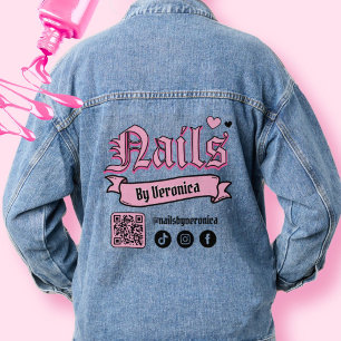 Schwarze Gothic-Nägel-Lettering-Nagel-Tech Jeansjacke
