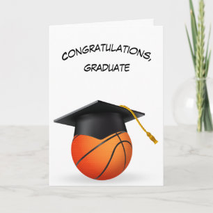 Schwarze Graduierungskappe auf einen Basketball Karte