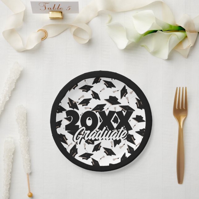 Schwarze Graduierungsklappen in der Luft auf Weiß  Pappteller (Hochzeit)