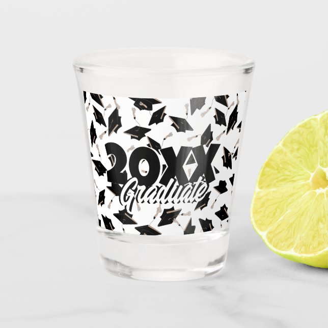 Schwarze Graduierungsklappen in der Luft auf Weiß  Schnapsglas (Vorderseite)