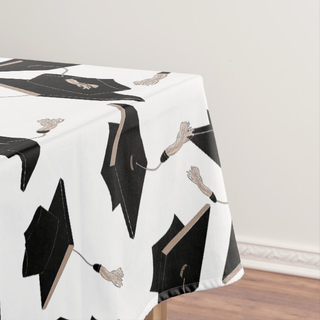 Schwarze Graduierungsklappen in der Luft auf Weiß  Tischdecke (Beispiel)