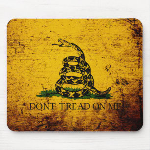 Schwarze Grunge-Gadsden-Flagge Mousepad