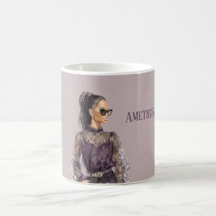 Schwarze Haare Frau Lila Spitze Bluse Sonnenbrille Kaffeetasse