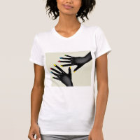 Schwarze Hände mit gestrichenen Nägeln Frauen T - 