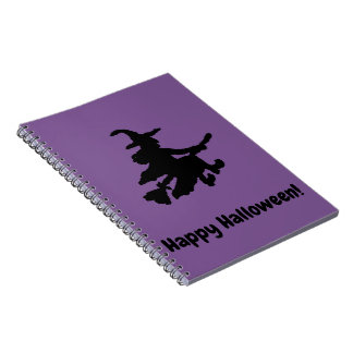 Schwarze Hexe auf Lila - Frohes Halloween Notizblock