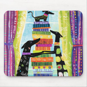 Schwarze Hunde balancieren Bücherturnm-Stapel Mousepad