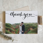 Schwarze Kalligrafie Modernes Foto Hochzeit Dankeskarte<br><div class="desc">Foto Vielen Dank für Ihre Karte | Vielen Dank an Familie und Freunde, dass sie Teil Ihres besonderen Tages mit dieser individuell gestaltbaren Hochzeit Dankeschön-Karte. Dieses Foto Dankeschön-Karte verfügt über moderne Kalligraphie. Personalisieren Sie diese, indem Sie Ihre Daten hinzufügen. Dieses Foto Hochzeit danke Ihnen Karte ist auf anderen Cardstock verfügbar....</div>