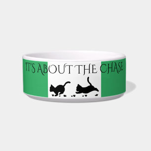 Schwarze Kätzchen, welche die Schüssel besonders