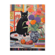 Schwarze Katze auf dem Tisch mit Blume Obst