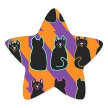 Schwarze Katze auf den orange und lila Streifen
