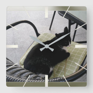 Schwarze Katze auf der Terrasse Quadratische Wanduhr