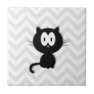 Schwarze Katze auf grauem Zickzack Fliese