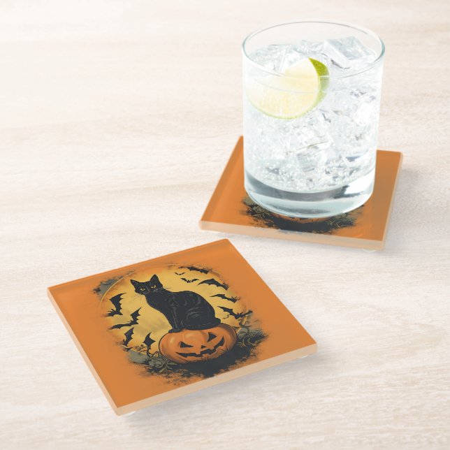 Schwarze Katze auf Halloween-Kürbis Glasuntersetzer (Schrägansicht)
