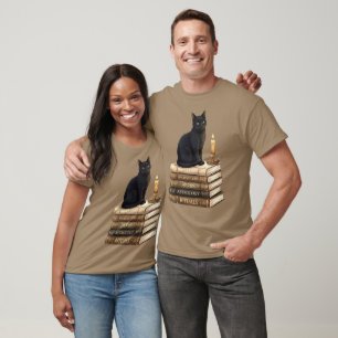 Schwarze Katze auf hexerischen Büchern T-Shirt