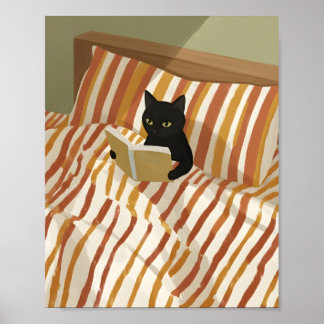Schwarze Katze beim Lesen im Bett | Friedliches Sc Poster