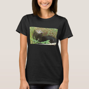 Schwarze Katze, die im Gras sich versteckt T-Shirt