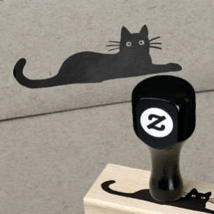 Schwarze Katze, die sich hinlegt Gummistempel