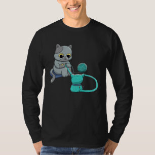 Schwarze Katze häkelt, weil Mord falsch häkelt T-Shirt