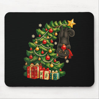 Schwarze Katze hängt am Weihnachtsbaum festliches Mousepad