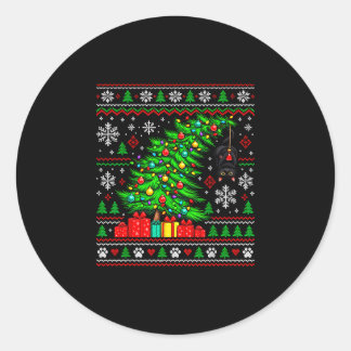 Schwarze Katze hängt am Weihnachtsbaum festliches Runder Aufkleber