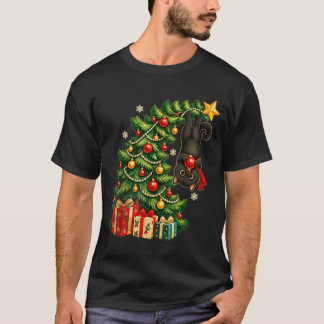 Schwarze Katze hängt am Weihnachtsbaum festliches T-Shirt