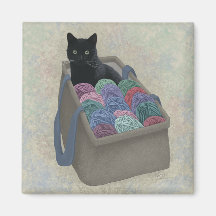 Schwarze Katze im Garnbeutel