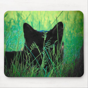 Schwarze Katze im Gras Mousepad
